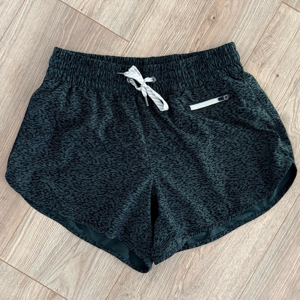 Vuori Clementine 2.0 Shorts 4” - Picture 3 of 5